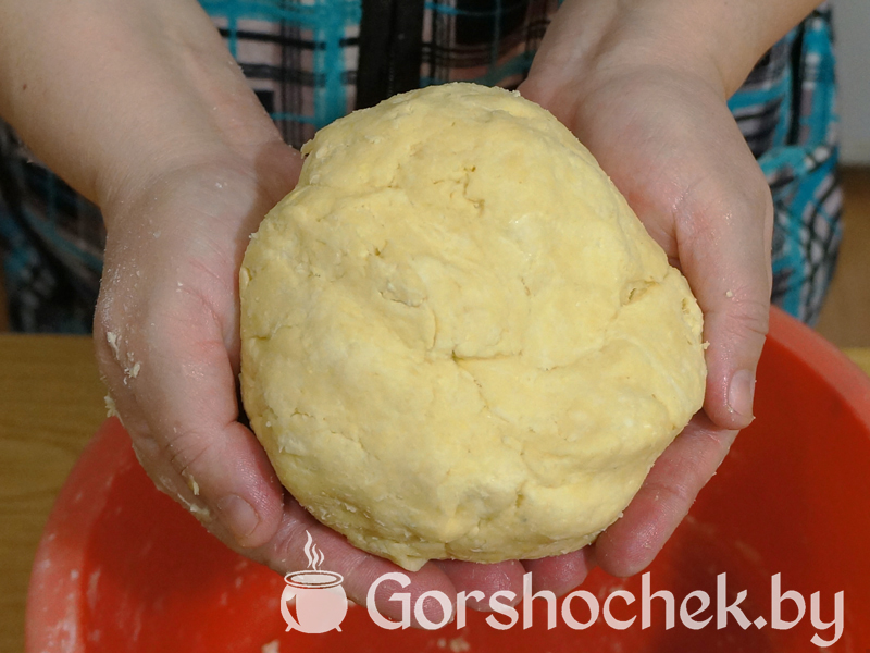 Открытый французский пирог «Киш Лорен» с курицей и грибами замешиваем «крутое» тесто и кладём его в морозилку