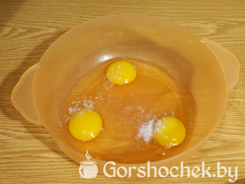 Открытый французский пирог «Киш Лорен» с курицей и грибами Разбиваем 3 яйца и солим