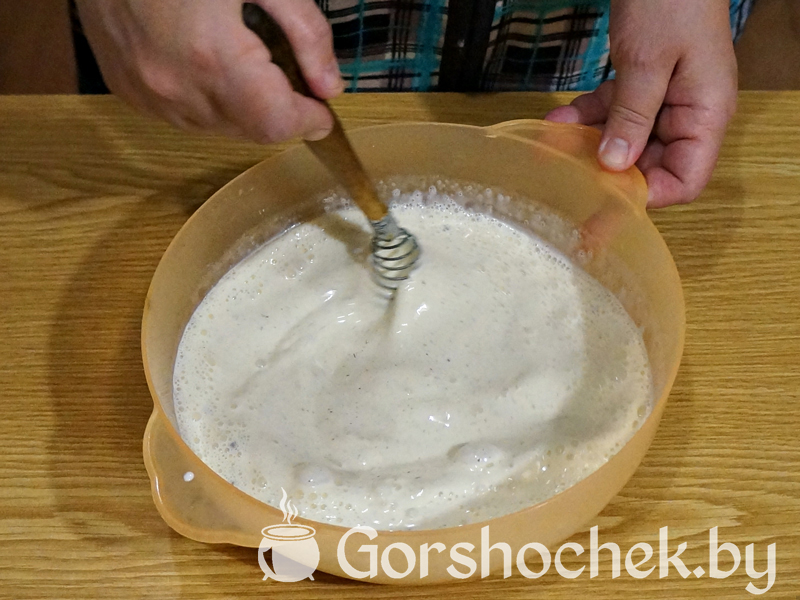 Открытый французский пирог «Киш Лорен» с курицей и грибами Тщательно размешиваем соус