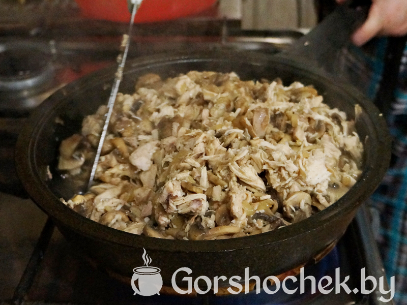 Открытый французский пирог «Киш Лорен» с курицей и грибами перемешиваем, выключаем огонь и оставляем остывать