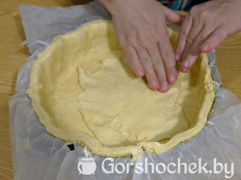 Открытый французский пирог «Киш Лорен» с курицей и грибами и раскладываем на дно