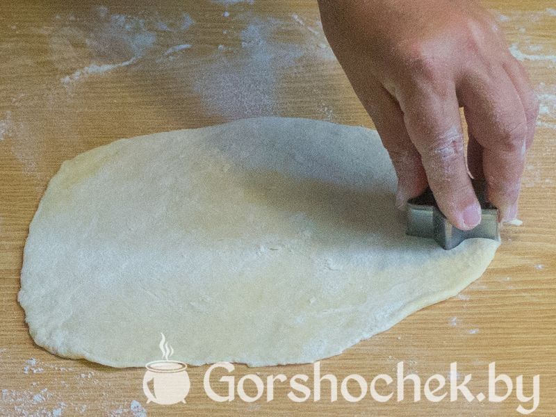 Пирог с курицей и сыром тонко раскатываем тесто и вырезаем из него украшения