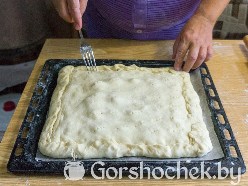 Пирог с курицей и сыром Вилкой прокалываем тесто