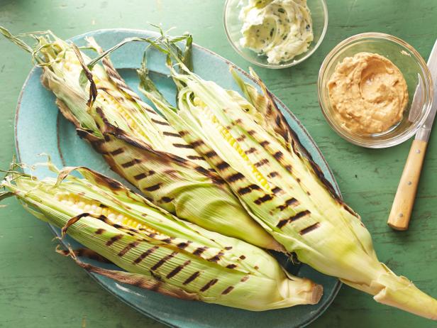 Фото Идеальная кукуруза в початках на гриле с зелёным сливочным маслом