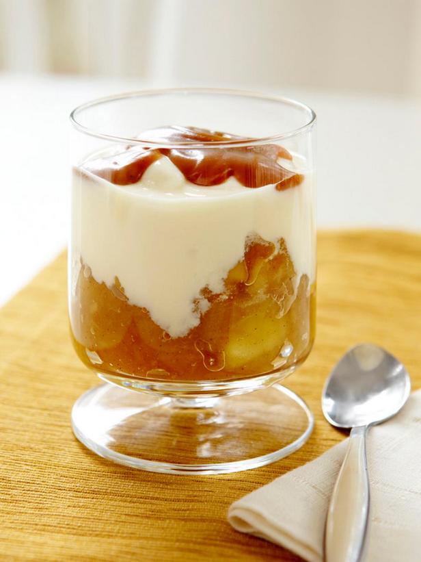 Фотография блюда - Домашний йогурт с яблочным компотом