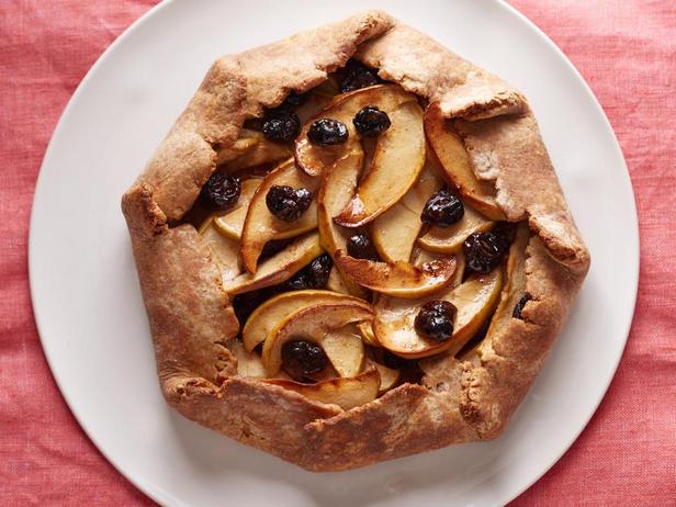 Фотография блюда - Деревенский пирог-галета с яблоками и сушёной вишней