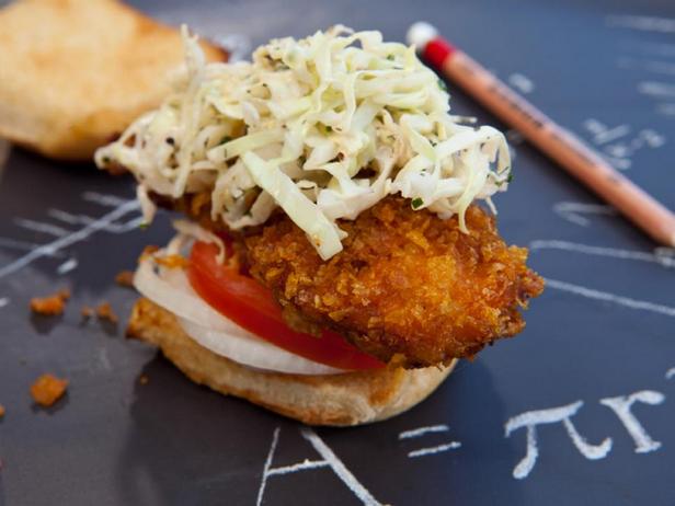 Фото блюда - Слайдер-сэндвичи с куриными пальчиками и чесночным маслом