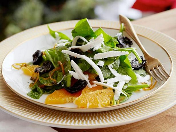 Фото блюда - Листовой салат из шпината с жареными маслинами в апельсиново-розмариновом масле