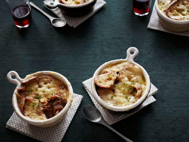 Фото блюда - Французский луковый суп с тушёными рёбрышками