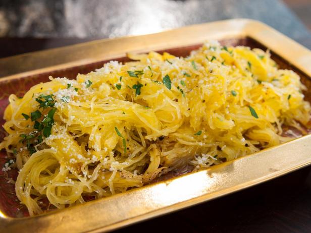 Фотография блюда - Печёная тыква спагетти с пармезаном и трюфельным маслом