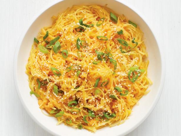 Фотография блюда - Тыква спагетти с имбирём и зелёным луком
