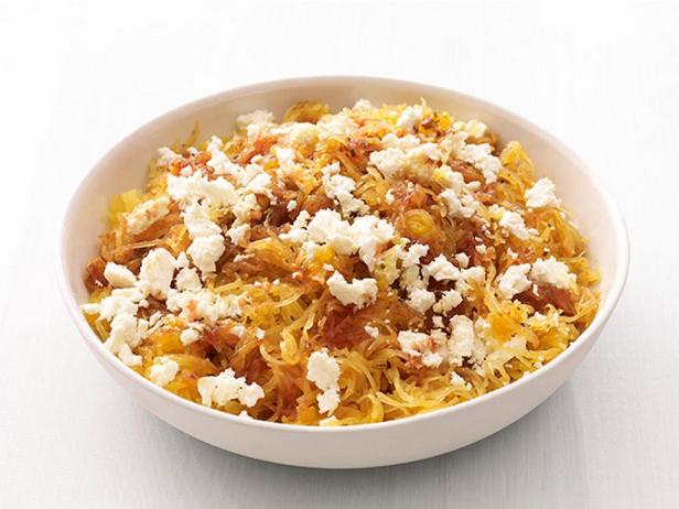 Фотография блюда - Овощные спагетти с сыром фета