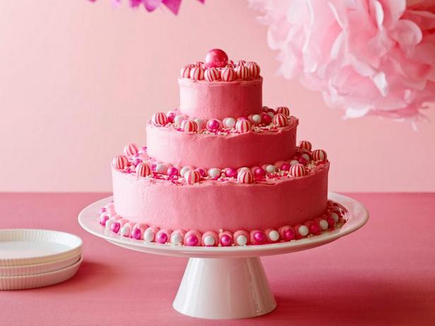 Фото Именинный торт с ярко-розовой масляной глазурью