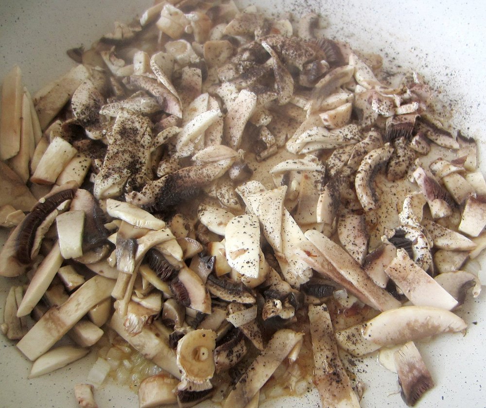выкладываем грибы на сковородку