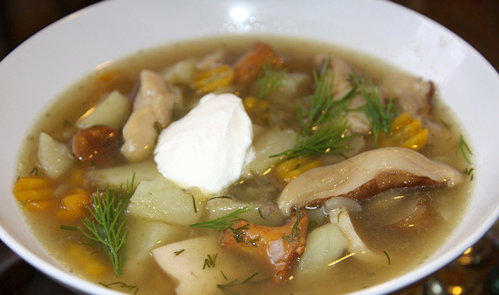 Суп с солеными груздями и картошкой.
