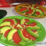 Яркий и вкусный салат с авокадо