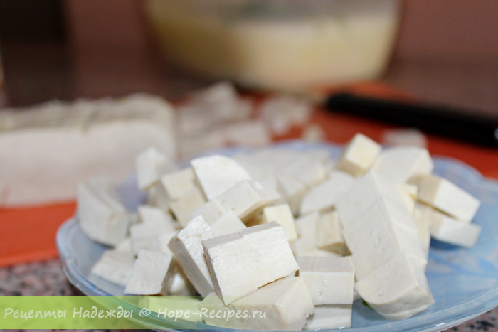 Тофу режем кубиками, в соевое молоко добавляем лед