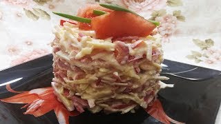 Праздничный салат с крабовыми палочками, помидорами и сыром