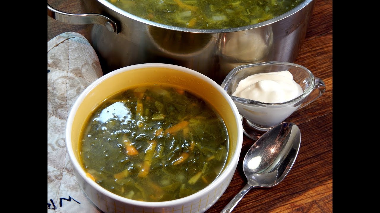 Борщ с щавелем без мяса. Щавелевый суп. Щавелевый суп с клецками. Зелёный суп с щавелем. Щавелевый суп Эстетика.