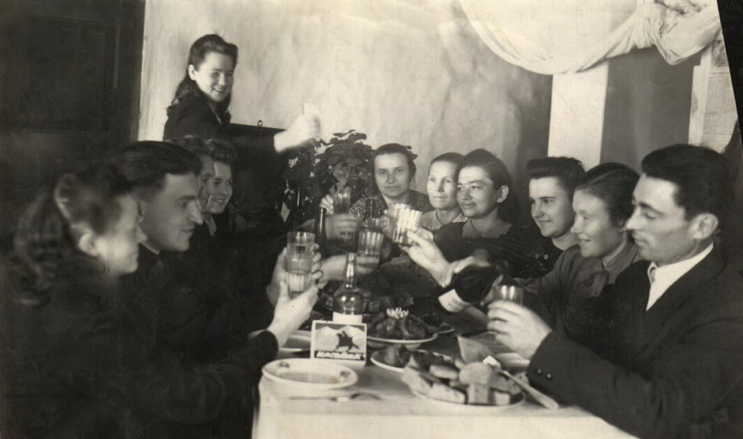Коллектив больницы за праздничным столом, 1951-1953 гг.