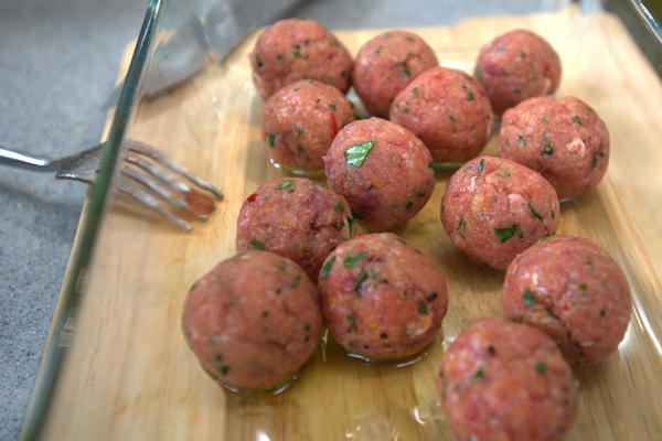 Чтобы мясные шарики получились ровными и гладкими, смажьте руки маслом