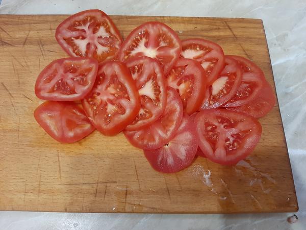 Нарезаем томат кружочками