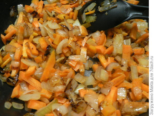 Обжариваем лук с морковью