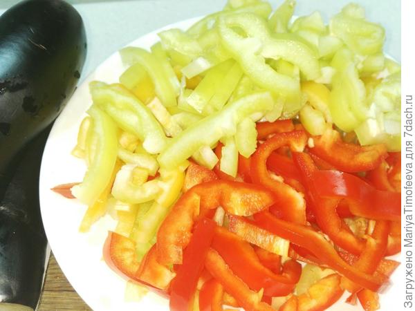 Я режу на четвертинки и "полосочками", т.к. перец крупный.