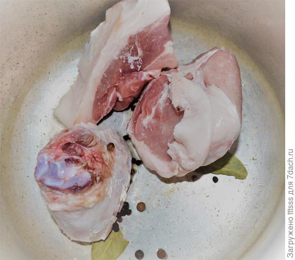 Мясо ставим вариться на огонь