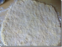 Сырные палочки: Раскатать тесто