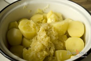 Вареники с картошкой: Добавить в картошку масло