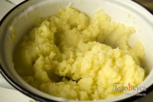Вареники с картошкой: Помять картофель