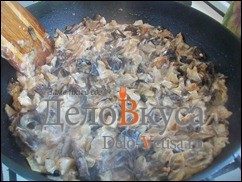 Жареные грибы со сметаной (грибная начинка для налистников, пирожков и вареников): фото к шагу 10.