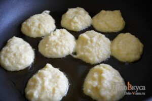 Драники из картошки с грибным соусом: фото к шагу 8.