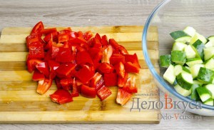 Греческий салат классический: Болгарский перец очистить от семян и порезать кубиками