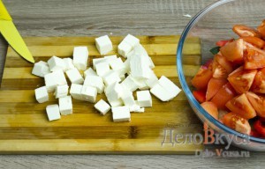 Греческий салат классический: Фету порезать кубиками
