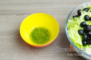 Греческий салат классический: Готовим соус на основе оливкового масла и лимонного сока