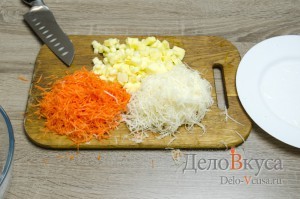 Салат из сельдерея, яблок и моркови: Измельчить овощи и фрукты