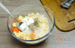 Салат из сельдерея, яблок и моркови: Соединить ингредиенты
