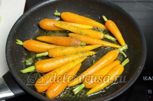 Глазированная морковь: Добавить тимьян