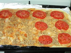 Пицца с тунцом: Кладем помидоры на пиццу