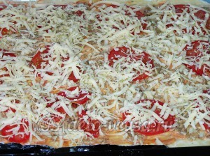 Пицца с тунцом: Посыпаем тертым сыром