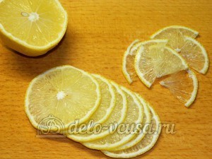 Треска под соусом: Лимон нарезать кольцами