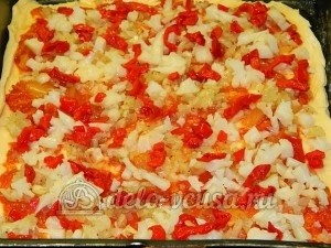 Пицца с овощами: Кладем болгарский перец