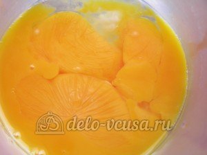 Яблочный пирог с безе: Отделить желтки от белков