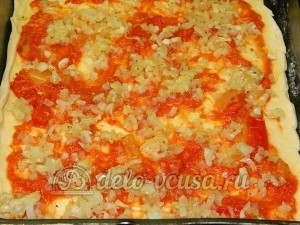 Пицца с овощами: Сверху кладем лук