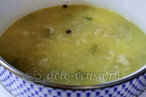 Картофельный суп с курицей: Добавить душистый перец и лавровый лист