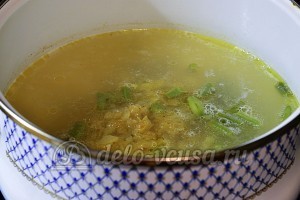 Картофельный суп с курицей: Отправить картошку в кастрюлю