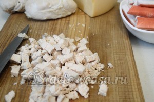 Салат с курицей и крабовыми палочками: Порезать куриное филе