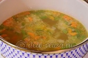 Суп с куриными фрикадельками: Добавить картофель и овощи